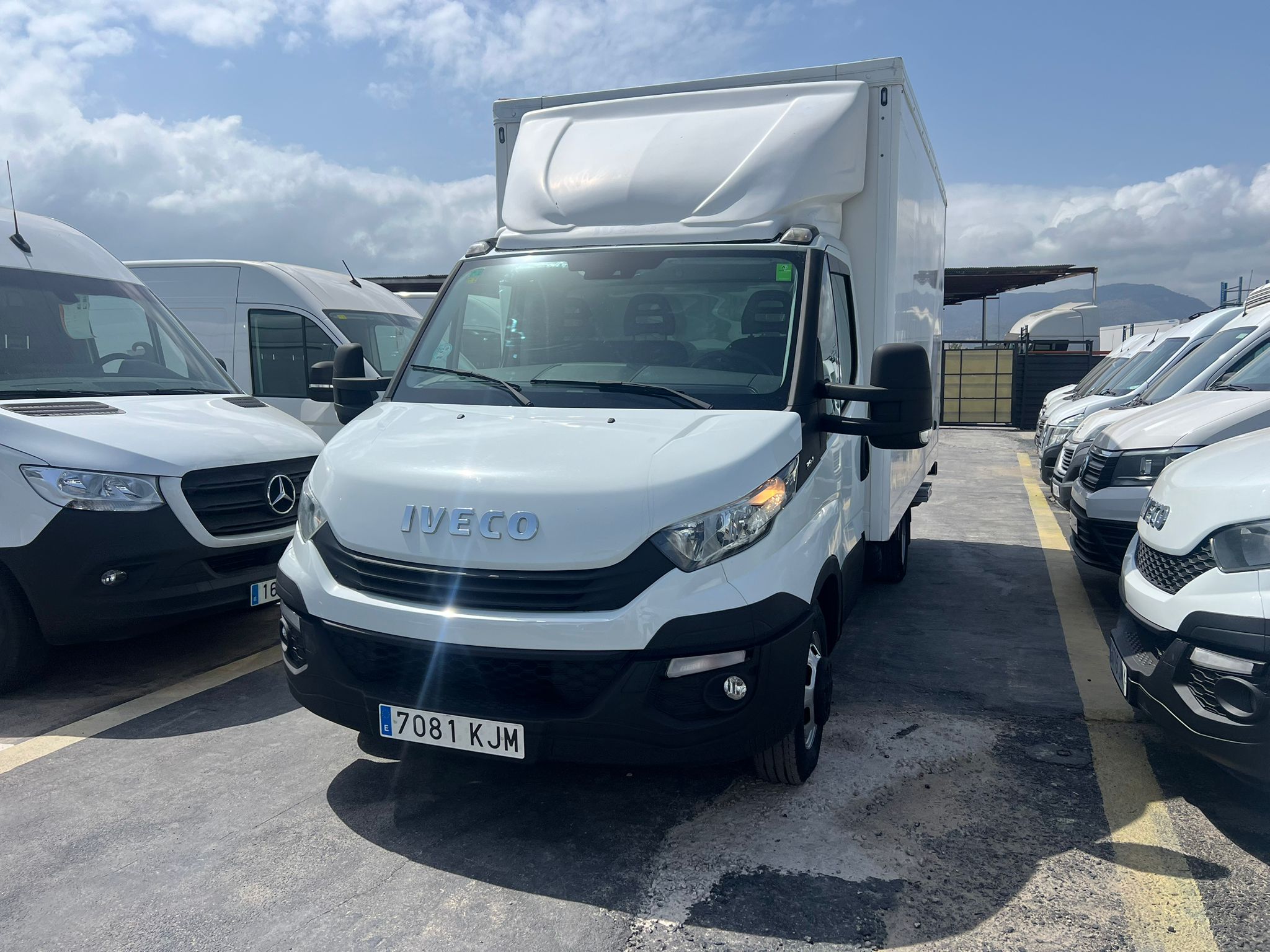 IVECO Daily 35C14 PAQUETERO RAMPA RETRACTIL