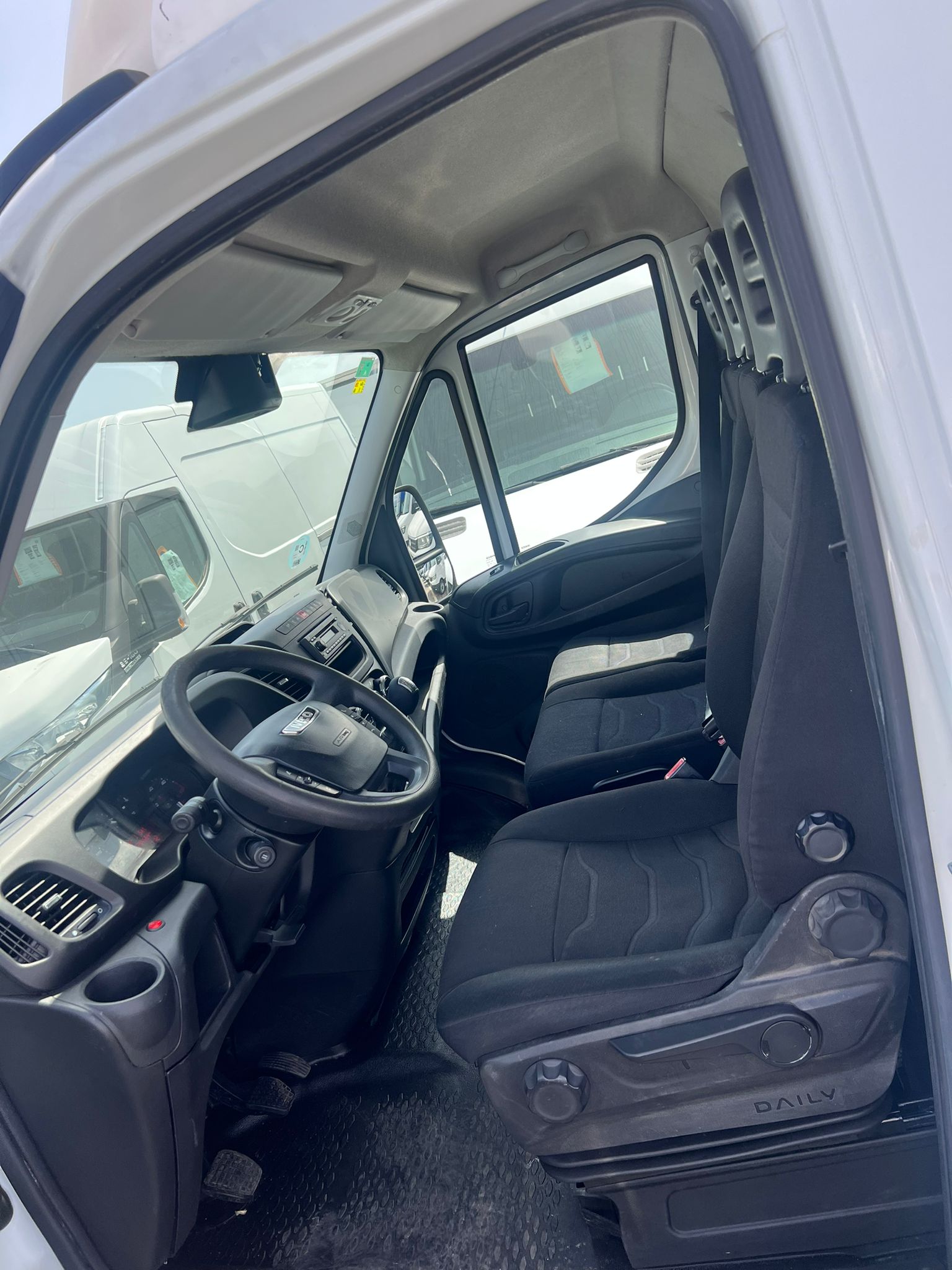 IVECO Daily 35C14 PAQUETERO RAMPA RETRACTIL