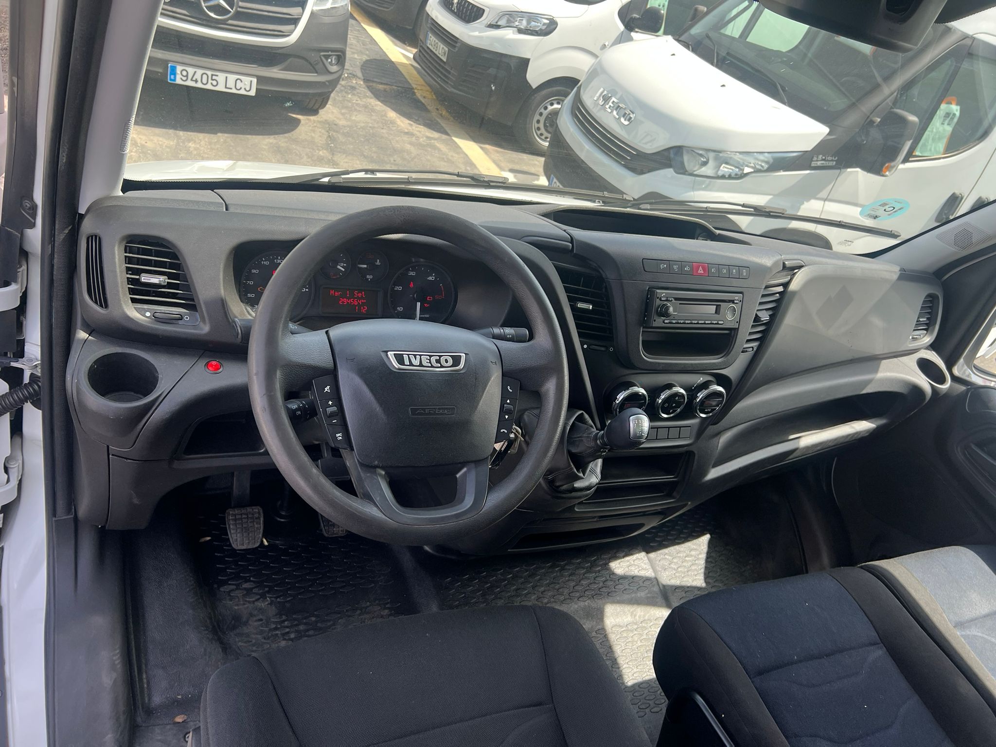 IVECO Daily 35C14 PAQUETERO RAMPA RETRACTIL