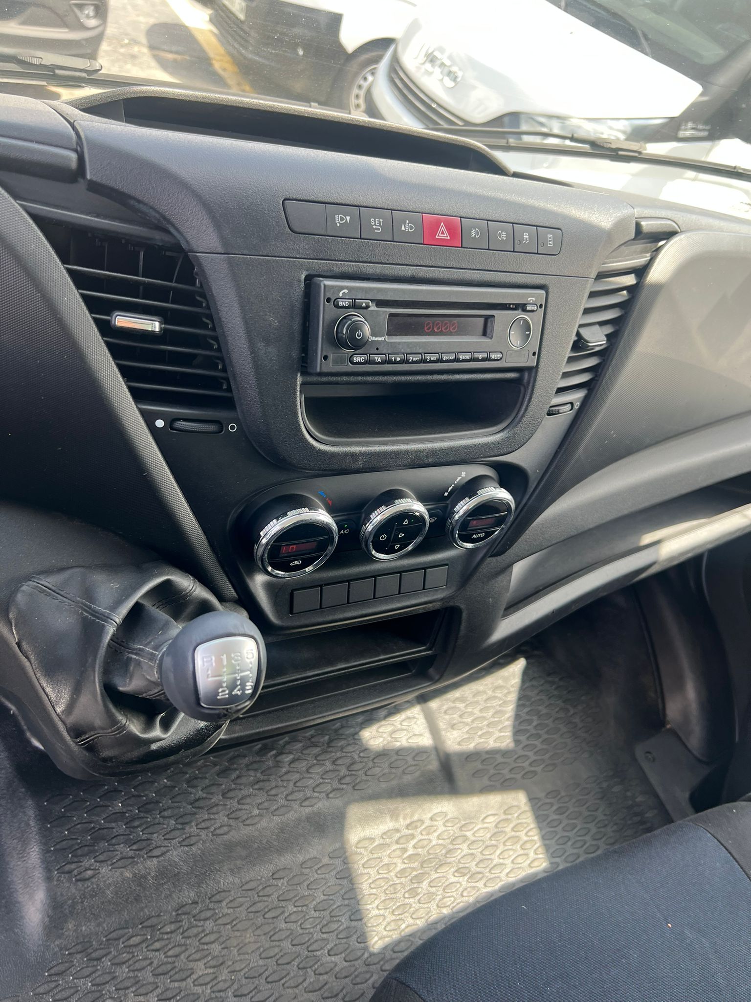 IVECO Daily 35C14 PAQUETERO RAMPA RETRACTIL