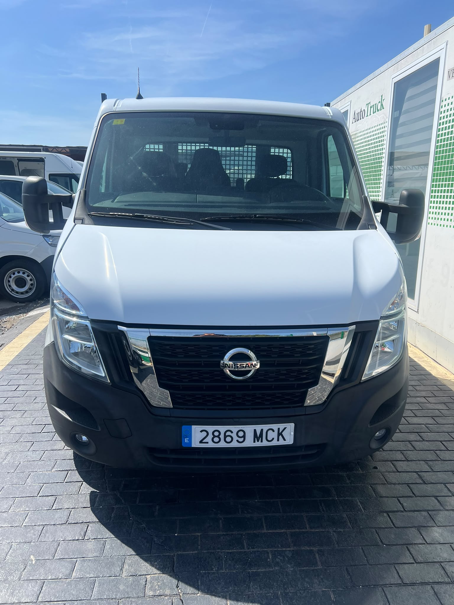 Nissan NV400 3.5TN BASCULANTE camión chasis