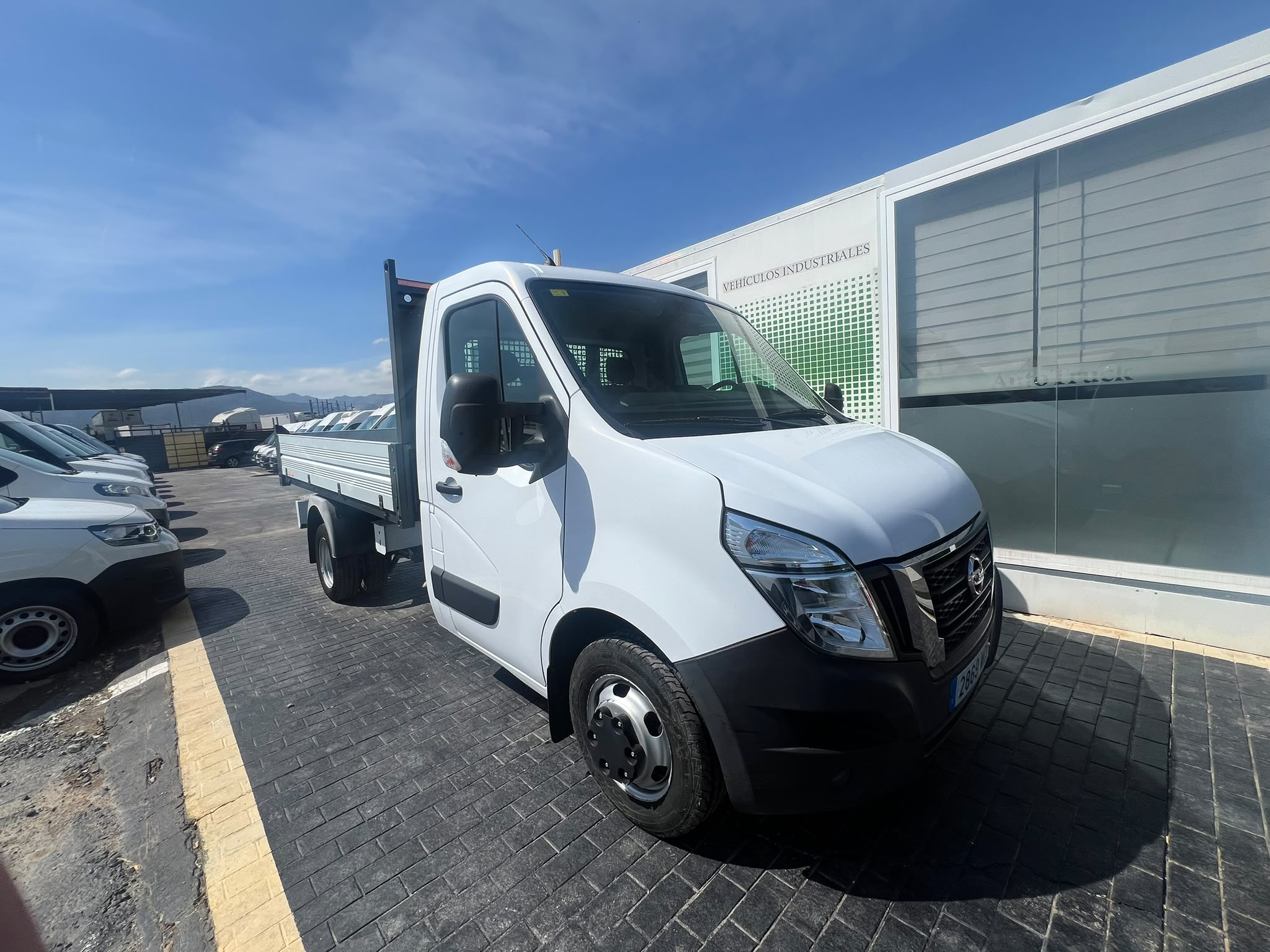 Nissan NV400 3.5TN BASCULANTE camión chasis