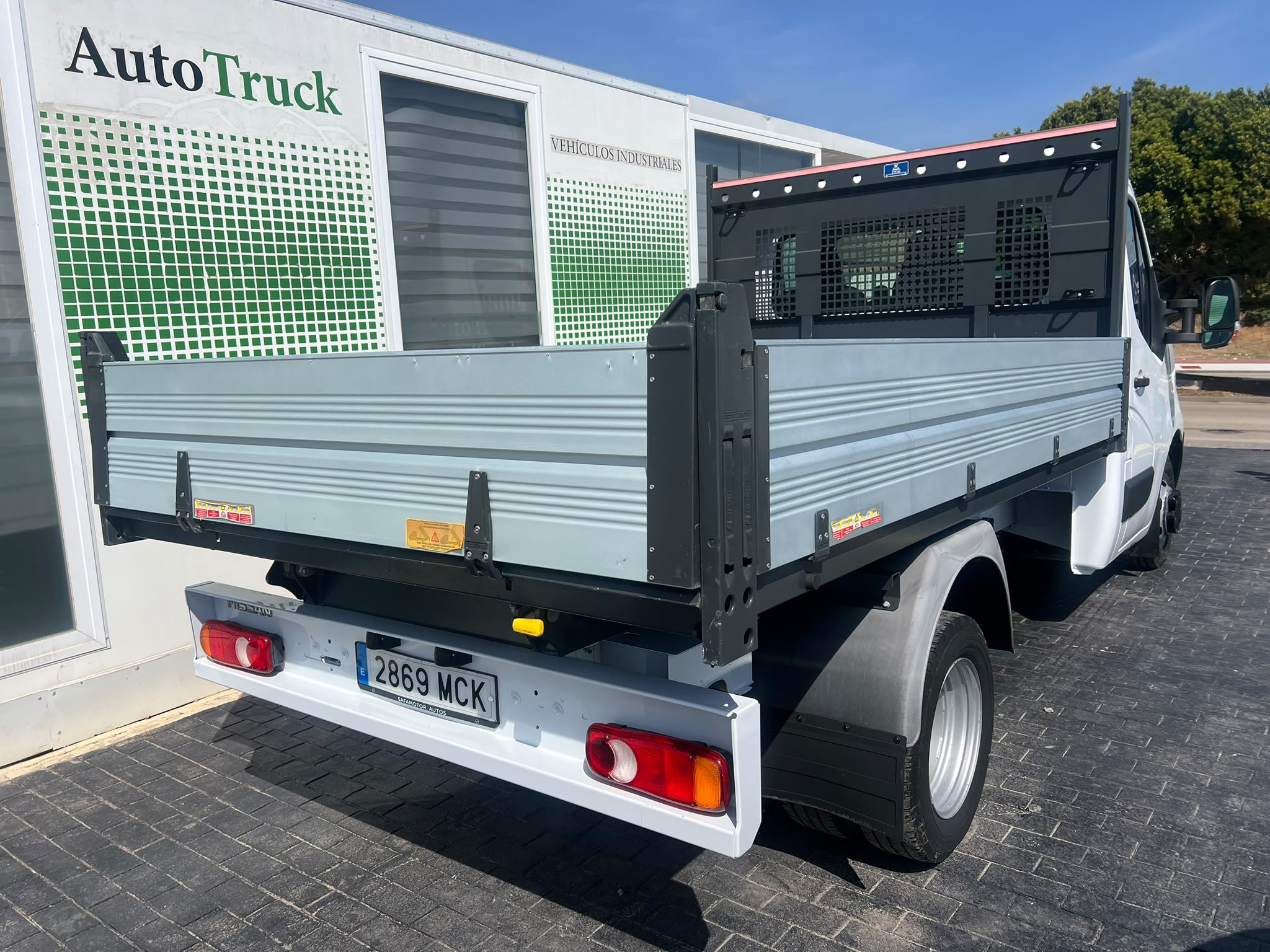 Nissan NV400 3.5TN BASCULANTE camión chasis
