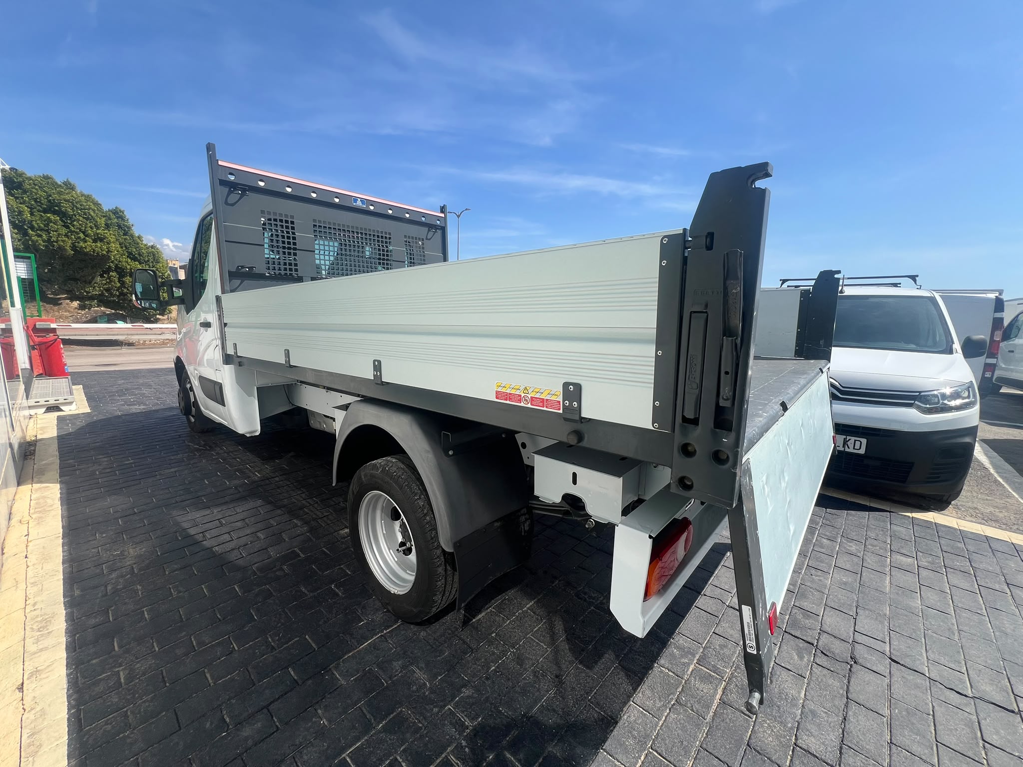 Nissan NV400 3.5TN BASCULANTE camión chasis