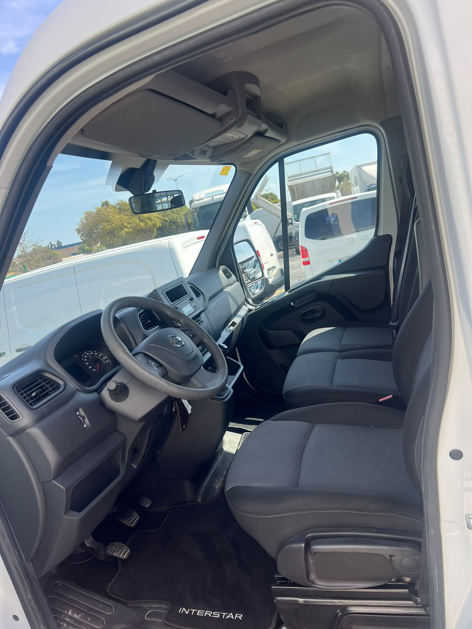 Nissan NV400 3.5TN BASCULANTE camión chasis