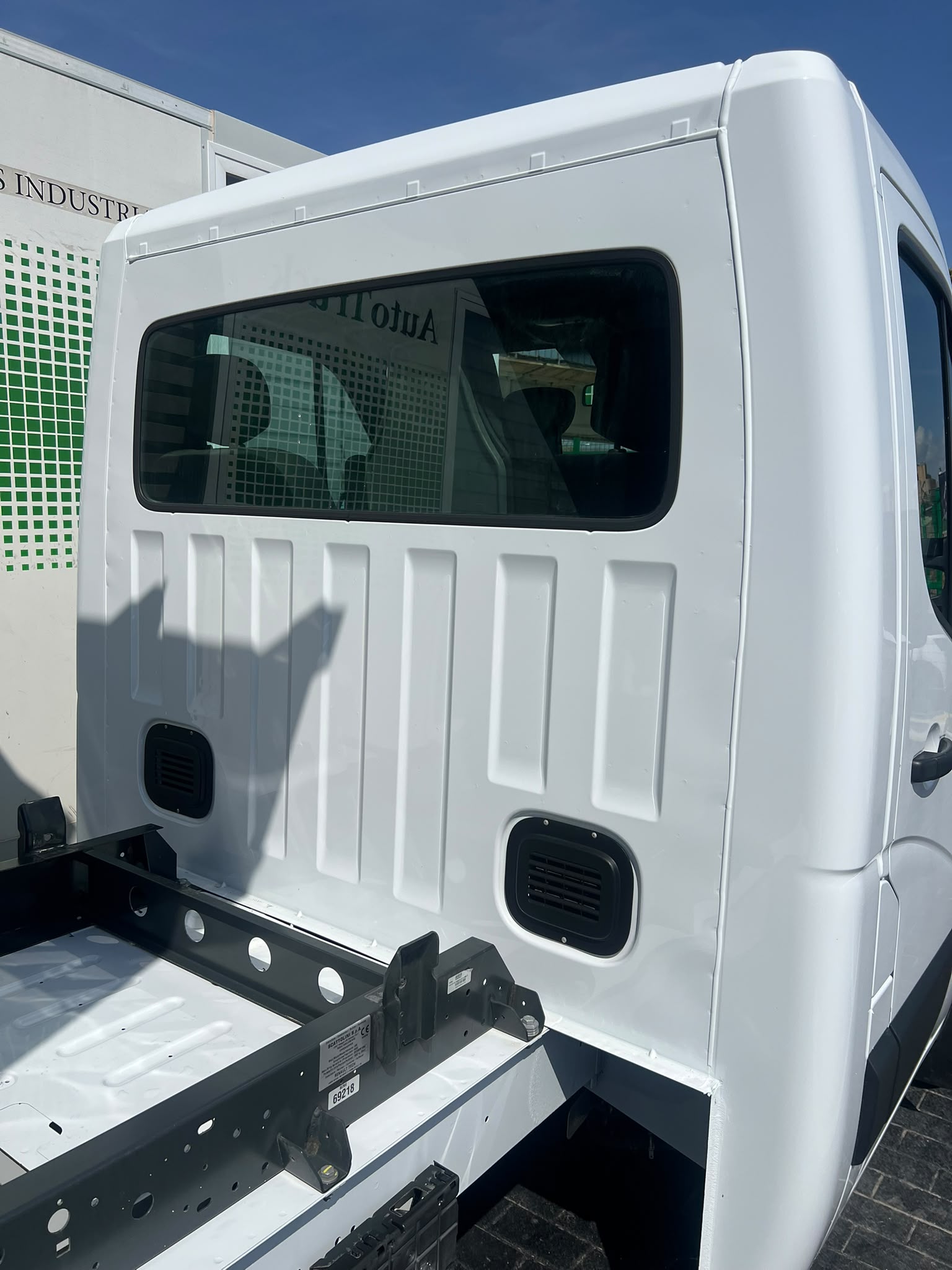 Nissan NV400 3.5TN BASCULANTE camión chasis